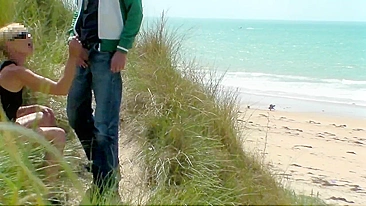 Punheta Pública com Gozada na Praia, Escondido nos Arbustos