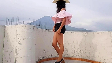 Mulher Sexy e Nua se Exibindo no Telhado!