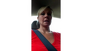 Milf Loira Gostosa com Buceta Raspada Nua no Carro