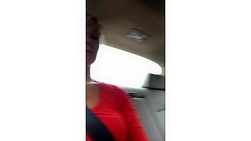 Milf Loira Gostosa com Buceta Raspada Nua no Carro