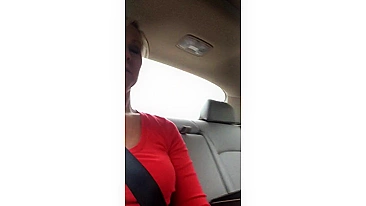 Milf Loira Gostosa com Buceta Raspada Nua no Carro