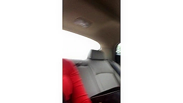 Milf Loira Gostosa com Buceta Raspada Nua no Carro