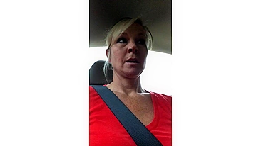 Milf Loira Gostosa com Buceta Raspada Nua no Carro