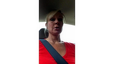 Milf Loira Gostosa com Buceta Raspada Nua no Carro