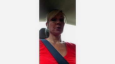 Milf Loira Gostosa com Buceta Raspada Nua no Carro