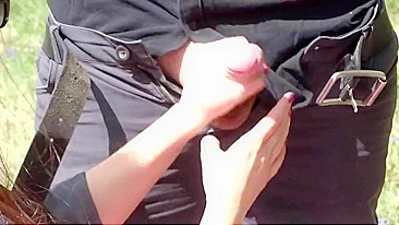 Esposa puta masturba estranho ao ar livre e faz gozar forte