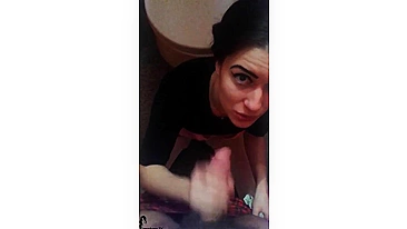 Garota Romena Chupa o Pau do Namorado no Banheiro do Shopping