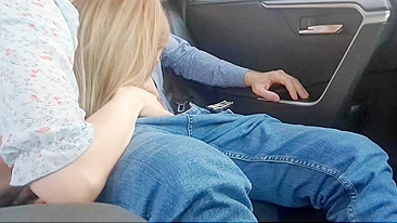 Ela Fez um Boquete Gostoso no Motorista e Fodeu com Ele no Carro