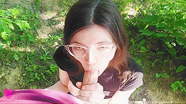 Chupada e foda rápida na mata com namorada nerd tarada