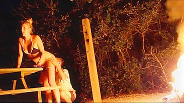 Casal Jovem Amador Transando ao Ar Livre Perto da Fogueira