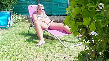 MILF se masturbando no jardim é surpreendida pelo marido e transam