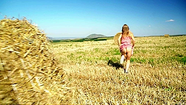 Sexo foda no feno ao ar livre