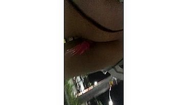 Garota andando na rua com bolas de dildo na buceta