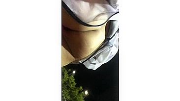 Garota andando na rua com bolas de dildo na buceta