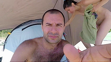 Escândalo! Casal nu se filma na praia búlgara