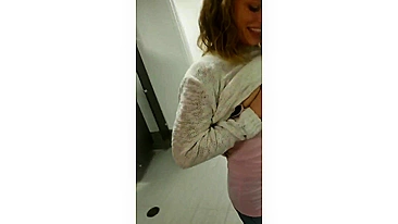 Uau, Gata Chupando Peitos Lactantes da Amiga no Banheiro Público