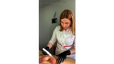 Cara Goza no Salão Enquanto Gata Depila Seus Pelos Pubianos