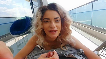 Férias Quentes: Namorada Chupa no Varanda e Fode Dentro