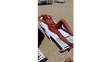 Gata Sensual com Corpo Perfeito e Buceta Raspada Curtindo Sol na Praia