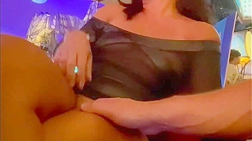 Asiática safada de vestido transparente mostra peitos e buceta sem calcinha