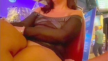 Asiática safada de vestido transparente mostra peitos e buceta sem calcinha