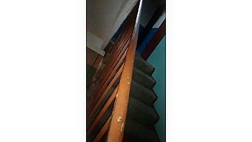 Ela Chupa Pau na Escada de Prédio Russo Suspeito