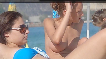 Novinha com Peitos Lindos Filmada por Voyeur na Praia