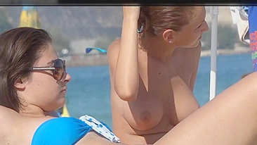 Novinha com Peitos Lindos Filmada por Voyeur na Praia