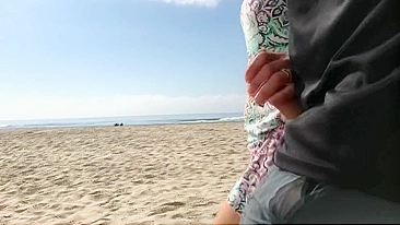 Sexo amador público na praia com risco de ser pego