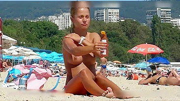 Gostosa Sem Blusa Flagrada em Câmera Voyeur na Praia