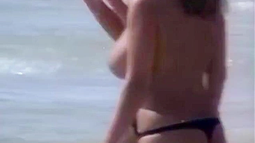 Holandesa Peituda Sem Sutiã na Praia com Peitões Enormes