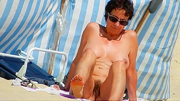 Mulher Madura Peluda e Nudista Curtindo Praia com Buceta Natural