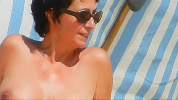 Mulher Madura Peluda e Nudista Curtindo Praia com Buceta Natural