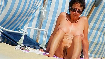Mulher Madura Peluda e Nudista Curtindo Praia com Buceta Natural