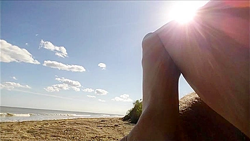 Loira jovem incrível na praia mama o pauzão de um velho