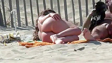 Mulher nudista filmada por voyeur na praia da França