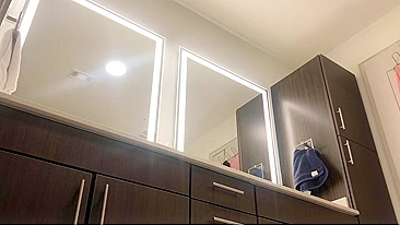 Espie a Colega de Quarto Gostosa se Despindo pra Banho Quente