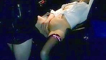 Esposa se masturbando em público e deixando estranhos gozarem nela