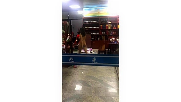 Asiática Nua Comprando com o Rabo de Fora na Loja