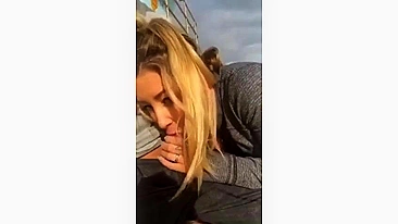 Loira Fazendo Boquete Escondido na Praia