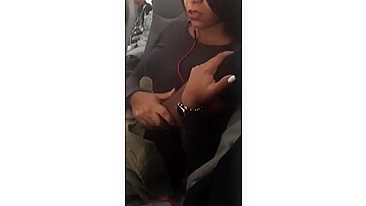 Esposa Negra Safada Gozando Loucamente com Dedos no Avião!