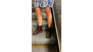 Namorada mostrando buceta e bunda na escada do metrô