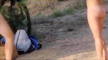 Nudistas na praia - vídeo voyeur amador quente de verdade