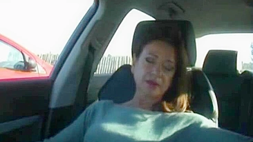 Esposa madura deixa estranho dedar e engole o pau dele em público