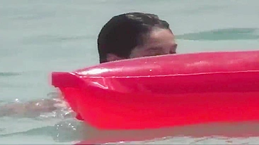 Nudistas gostosos e cheios de areia brincando na praia