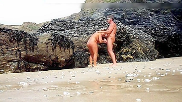 Casal Maduro Fodendo Selvagem na Praia em Público