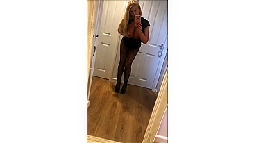 Loira peituda safada com tetas enormes se despindo no espelho