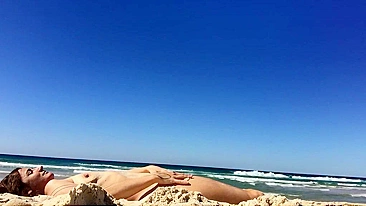 Mulher Nudista Sexy de Peitos Caídos se Filma na Praia