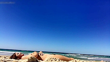 Mulher Nudista Sexy de Peitos Caídos se Filma na Praia