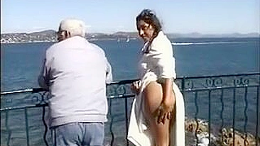 Mulher Exibicionista Piscando Pelada ao Ar Livre na Câmera